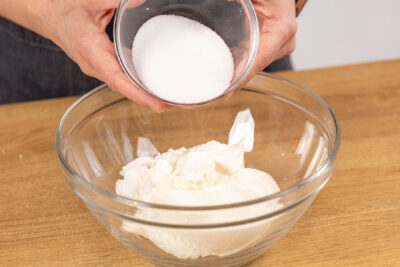 Zucker zum Quark und Mascarpone geben