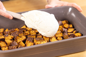 Creme auf die Lebkuchen streichen