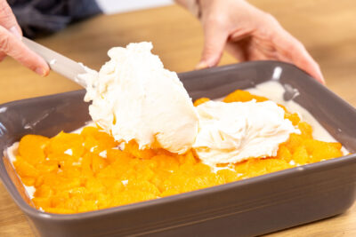 Creme auf die Mandarinen streichen