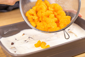 Mandarinen auf Creme geben