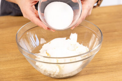 Zucker zur Mascarpone und zum Quark geben