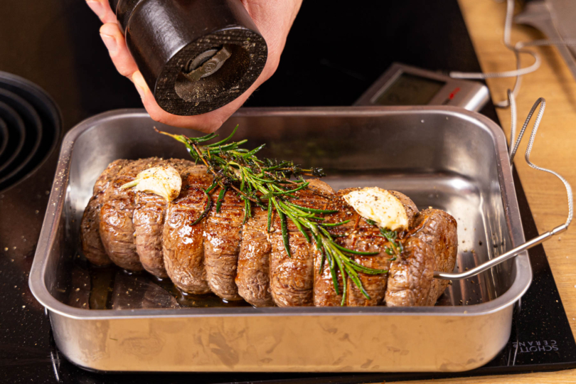 Fleischthermometer ins Fleisch stecken, würzen und im Ofen garen