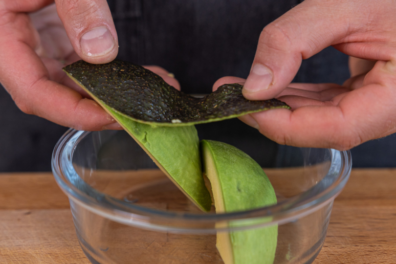 Avocado in Schüssel geben