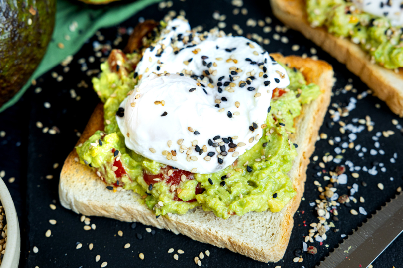 Avocado-Toast mit Ei