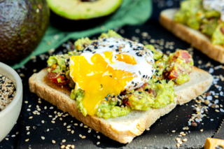 Avocado-Toast mit Ei