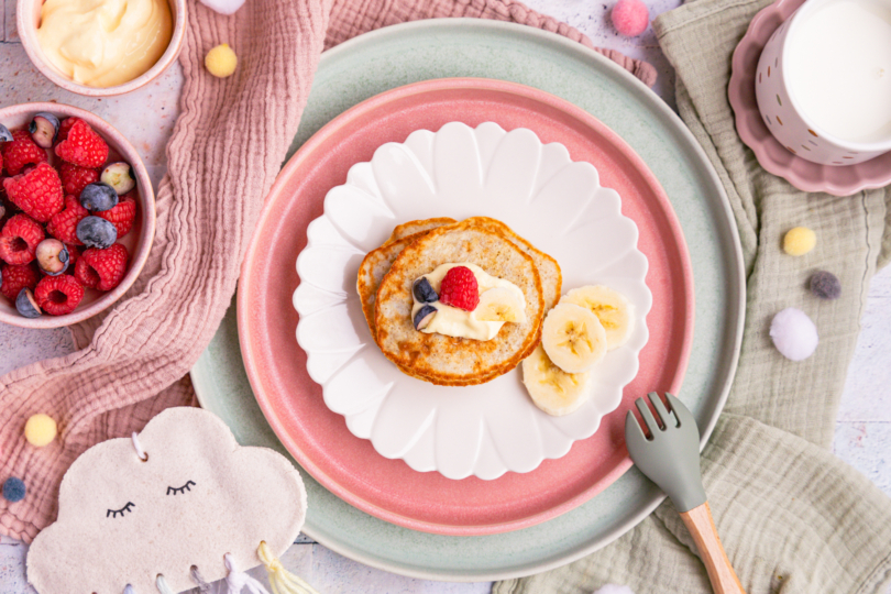 Fluffige Bananen Pancakes für Babys und Kleinkinder mit Joghurt-Topping und frischen Beeren