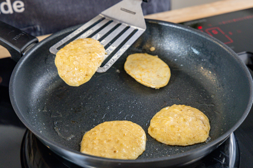 Bananen Pancakes für Babys goldbraun ausbacken