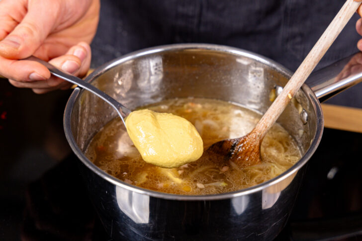 Brühe mit Senf würzen