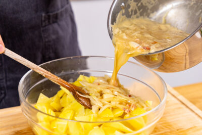 Brühe über Kartoffeln gießen