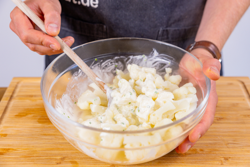 Blumenkohlsalat mit Schmand-Dressing gut vermengen