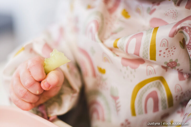 Baby Led Weaning BLW - Baby isst Gurke