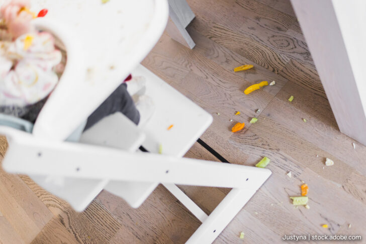 Baby Led Weaning BLW - Essensreste unter dem Hochstuhl