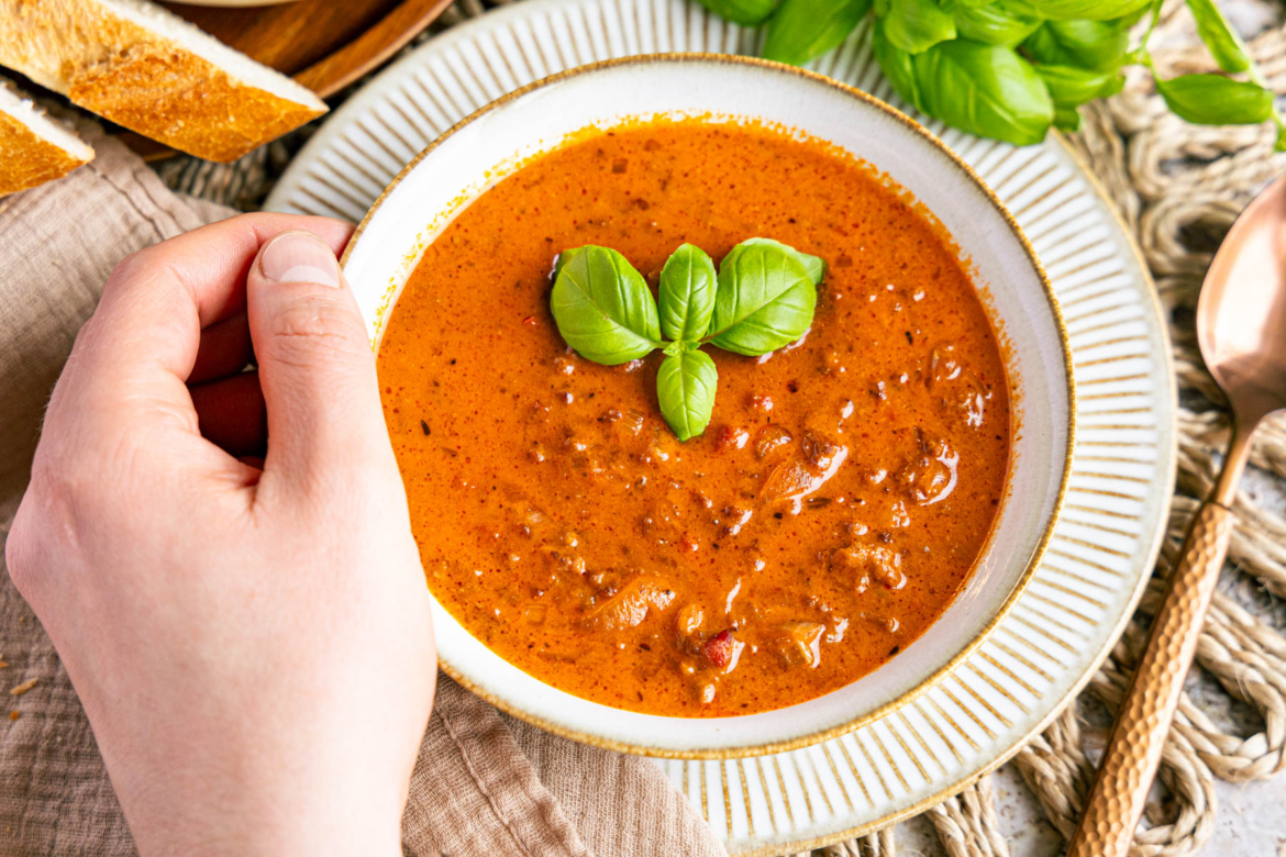 Bolognese-Suppe mit Brot genießen