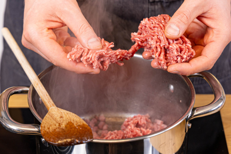 Hackfleisch krümelig anbraten