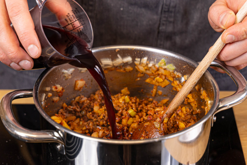 Fleisch mit Rotwein ablöschen