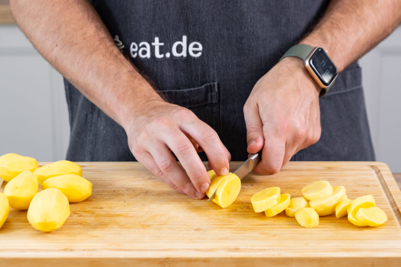 Kartoffeln in Scheiben schneiden