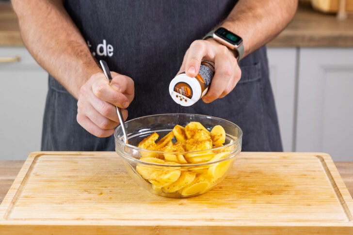 Bratkartoffeln würzen.