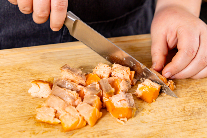 geräucherten Lachs würfeln