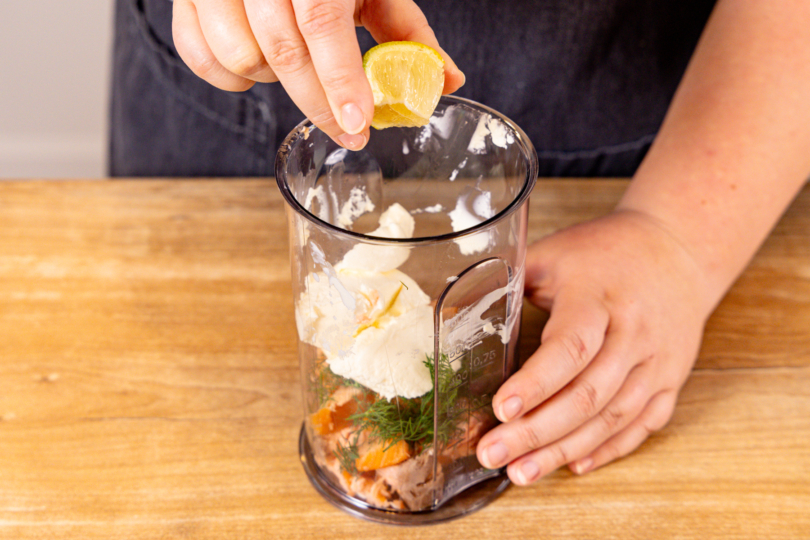 Frischkäse mit Lachs, Dill und Zitronensaft in Mixbecher geben