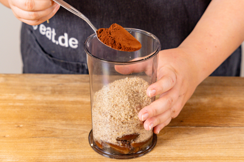 Zutaten für Schokocreme ohne Zucker in Mixbecher geben