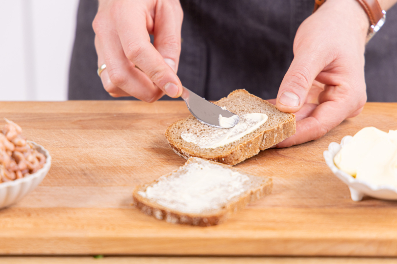 Brot mit Butter bestreichen