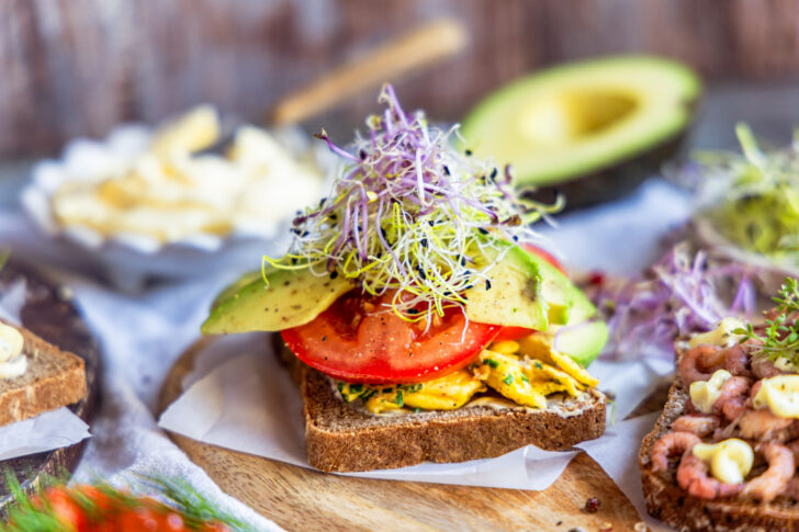 Dänisches Smörrebröd mit Ei, Avocado und Tomate