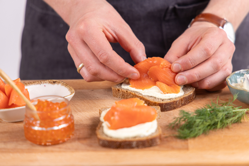 Smörrebröd mit Räucherlachs belegen