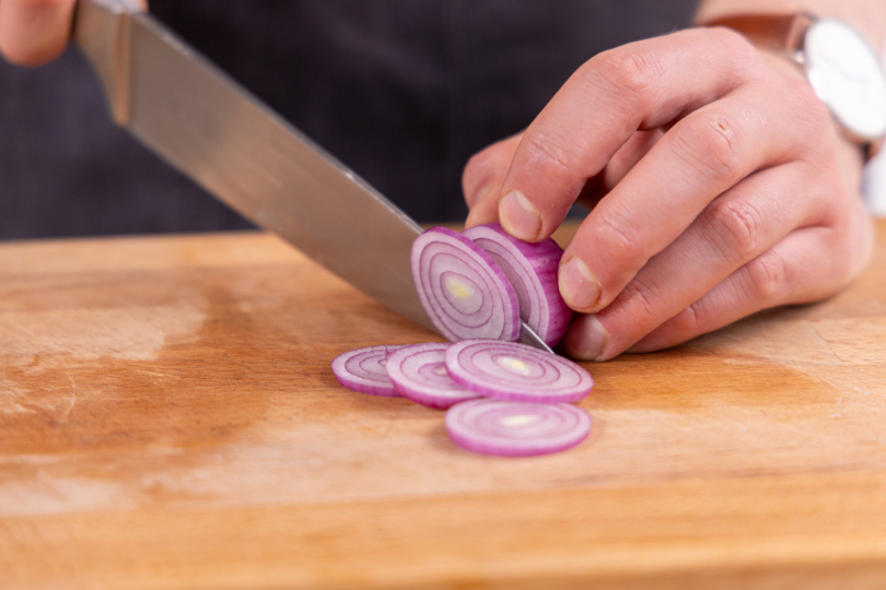 Zwiebel in Ringe schneiden