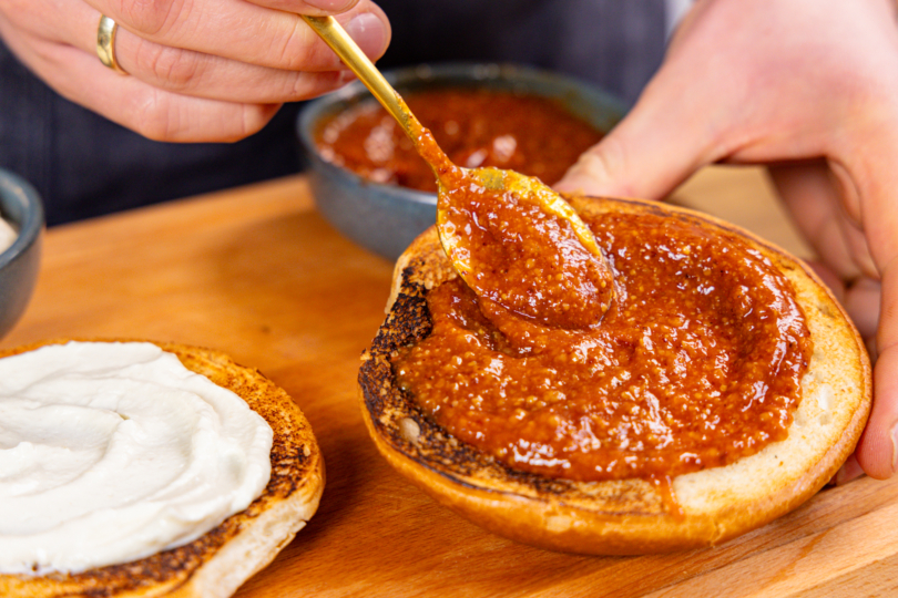 obere Bun-Hälfte mit Burger-Sauce bestreichen