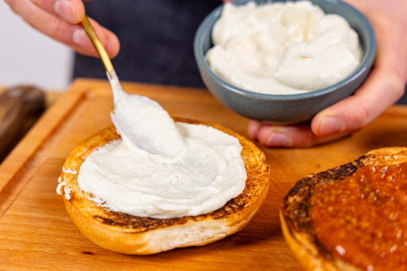 untere Bun-Hälfte mit veganer Meerrettich-Mayo bestreichen