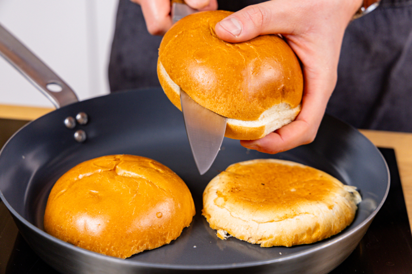 Burger-Buns aufschneiden und in Pfanne rösten