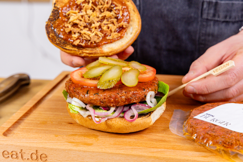 besten veganen Burger mit "Kein Burger"-Patty von Die Vegane Fleischerei zuklappen und fertigstellen