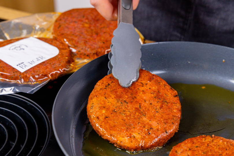 gebratenes "Kein Burger"-Patty von Die Vegane Fleischerei