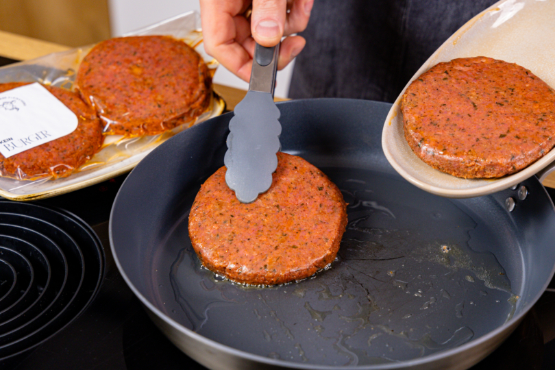 "Kein Burger"-Patty von Die Vegane Fleischerei in Pfanne braten