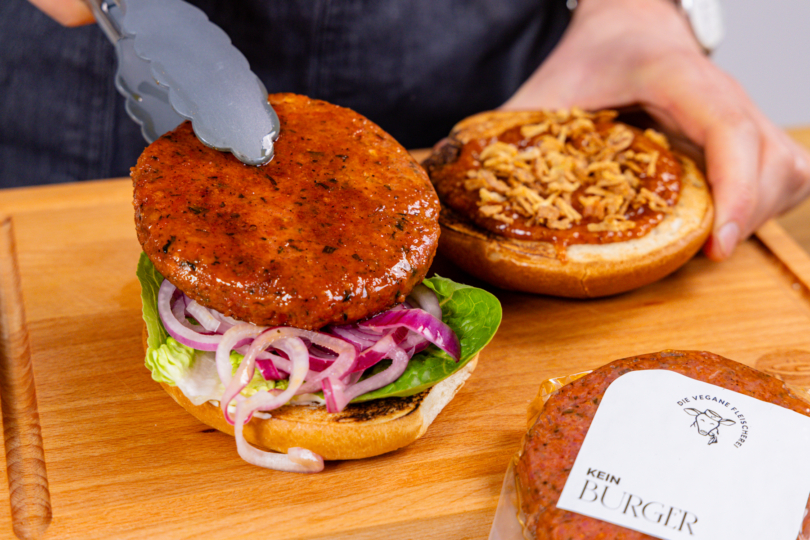 "Kein Burger"-Patty von Die Vegane Fleischerei auf besten veganen Burger platzieren