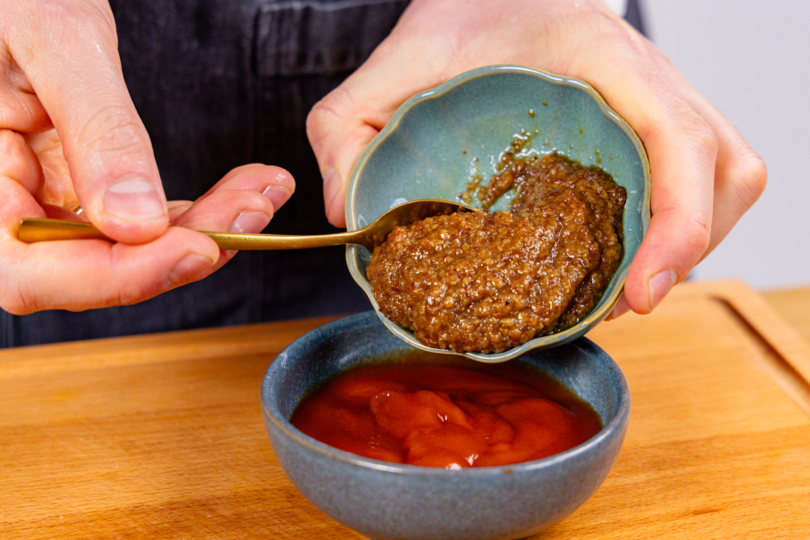 süßen Senf und Ketchup zu Burger-Sauce verrühren