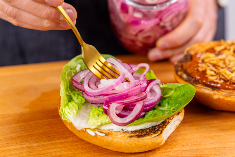 schnell marinierte Zwiebeln auf den besten veganen Burger geben