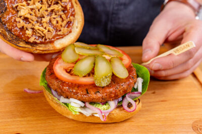 den besten veganen Burger zusammenklappen