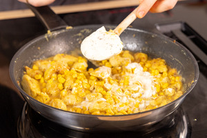 Crème fraîche zum Fleisch geben