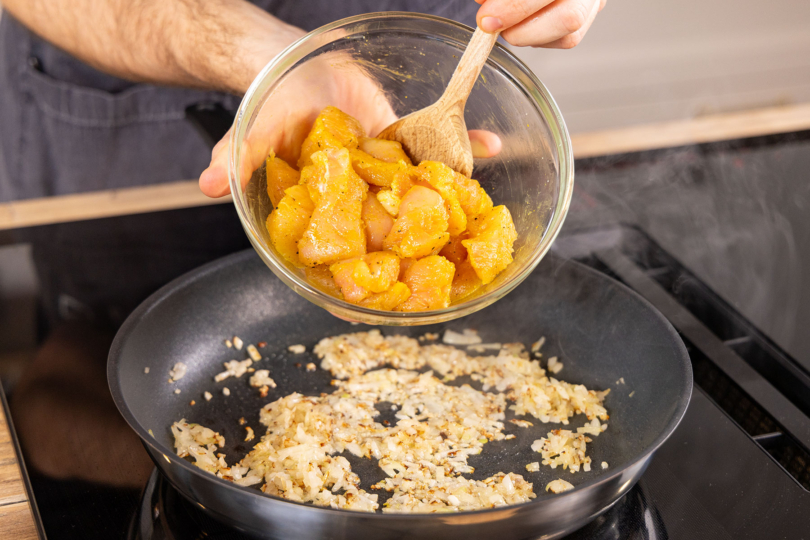 Fleisch zur Zwiebel in die Pfanne geben