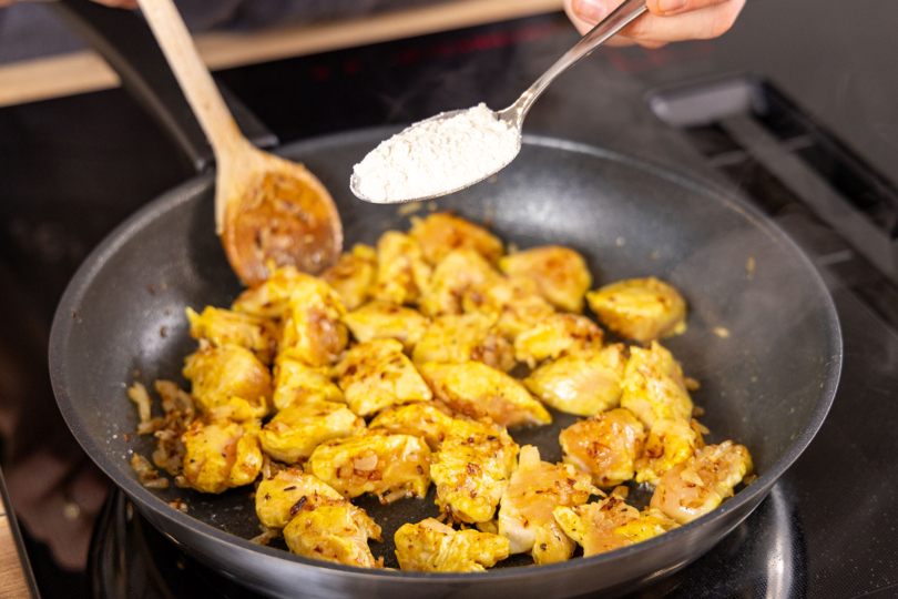 Mehl übers Fleisch verteilen