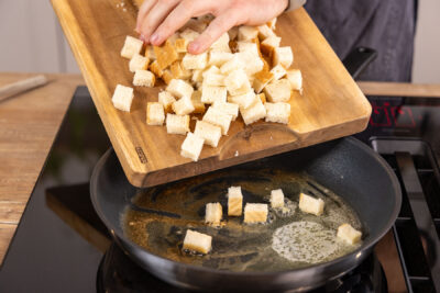 Toastwürfel in Pfanne geben