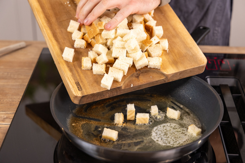 Toastwürfel in Pfanne geben