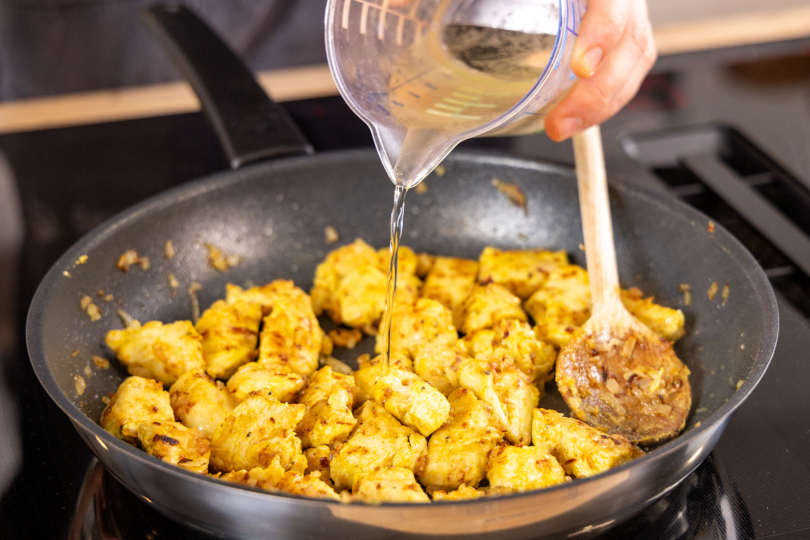 Weißwein zum Fleisch in die Pfanne gießen