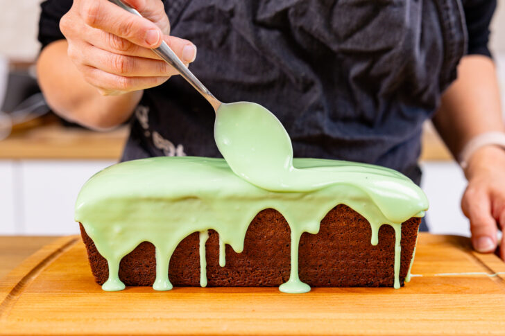 Kastenkuchen mit Glasur bestreichen