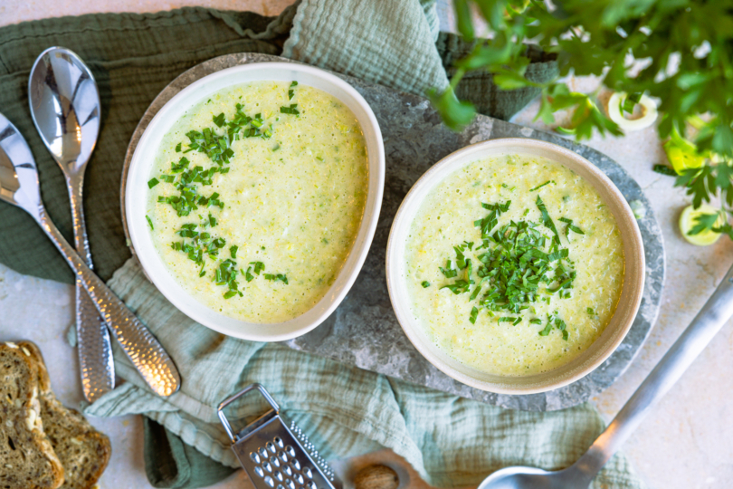 Einfache Porreesuppe mit Petersilie garniert