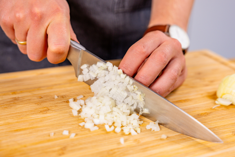 Zwiebeln in feine Würfel schneiden