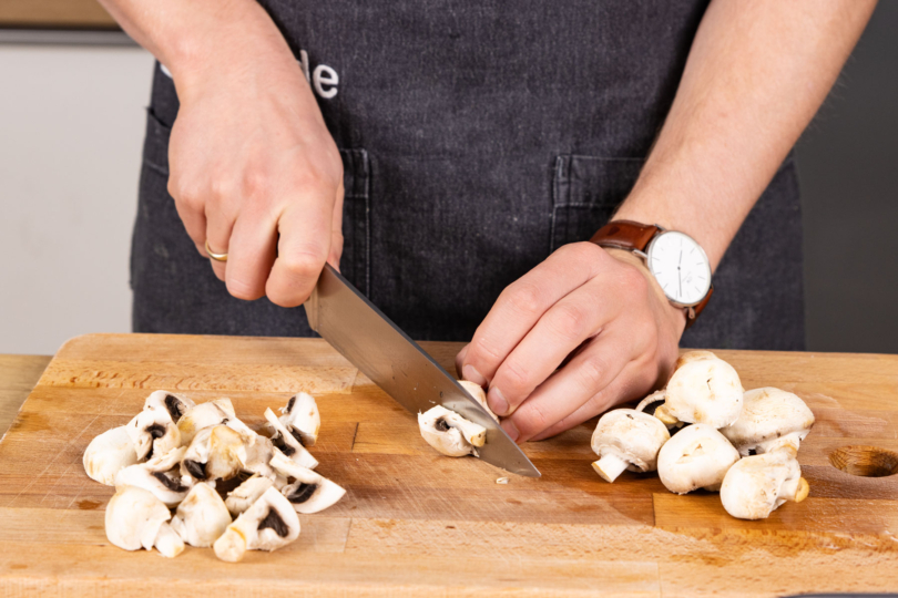 Champignons in Scheiben schneiden.