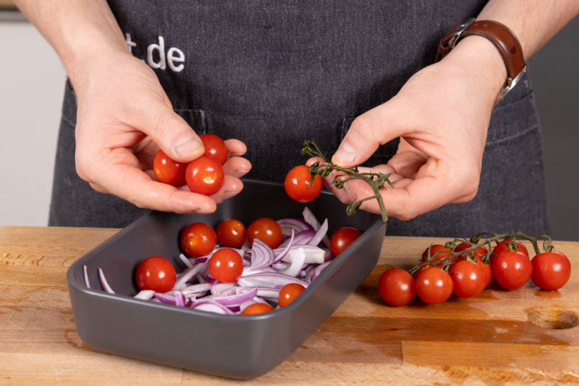 Tomaten in Auflaufform geben.