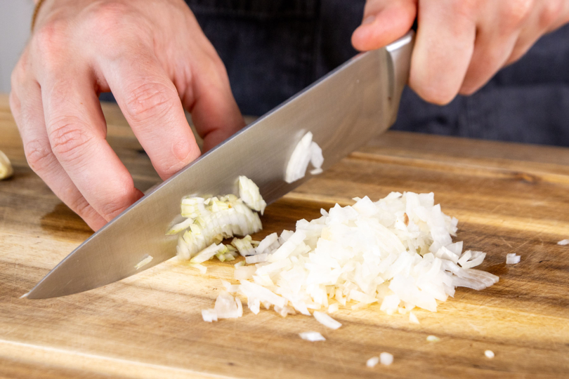 Zwiebel und Knoblauch schneiden